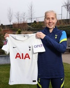 Eve pelaa Tottenhamissa, kuvassa hänen 1. päivänsä joukkueen mukana heinäkuussa 2022
