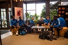 Suomen joukkueen pelaajia saapuneena hotellille (kuva: Etelä-Saimaa -lehti)