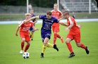 Jens Harju FCV-pelaajien keskellä (kuva: Etelä-Saimaa)